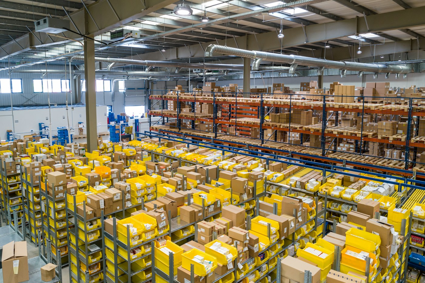 Large distribution center prepared for live logistics analytics